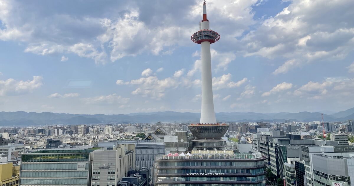 京都タワーと京都市街地を一望できる展望風景