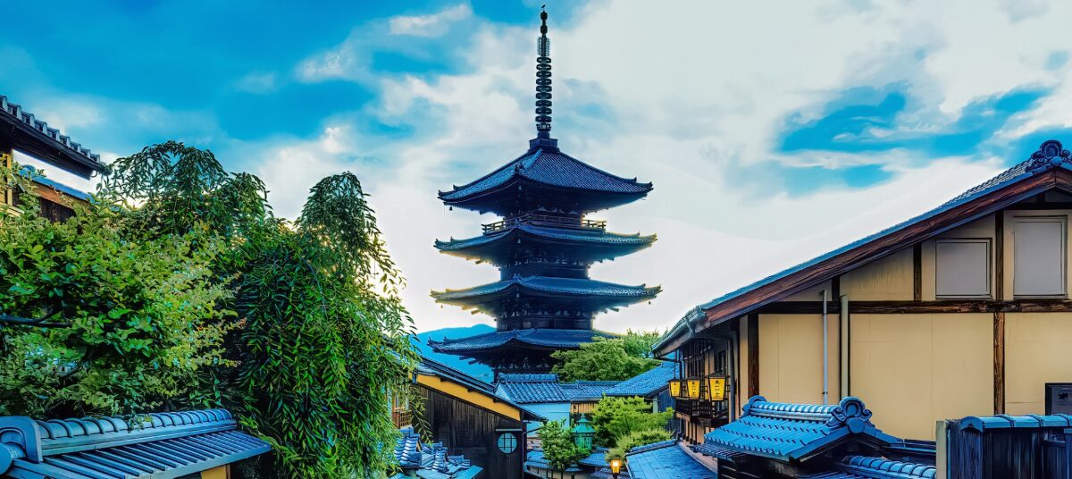八坂の塔と京都東山の町並みが広がる夕景