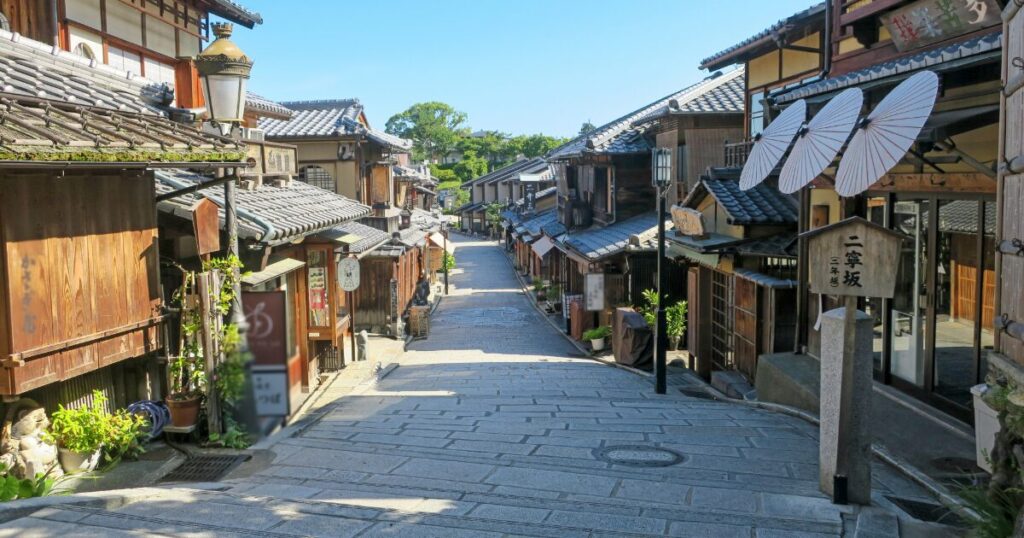 二寧坂の石畳と伝統的な町家が並ぶ京都の街並み