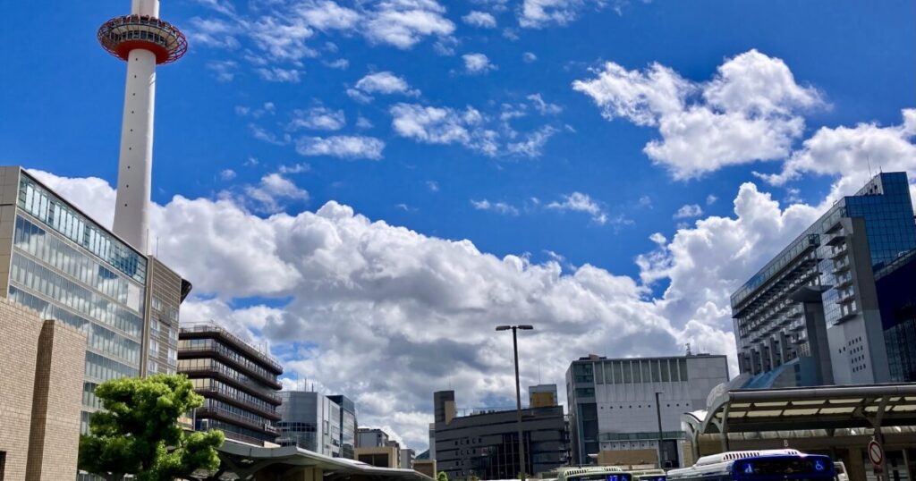 京都タワーと京都駅周辺の都市景観と青空