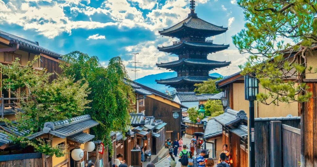 八坂の塔を望む東山の歴史的な街並みと観光風景