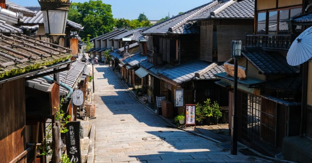 石畳が続く二寧坂と京都東山の伝統的な町並み