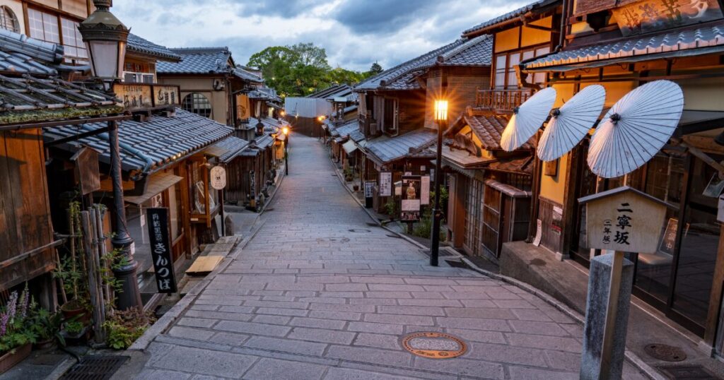 夕暮れの二寧坂に広がる京都東山の風情ある街並み