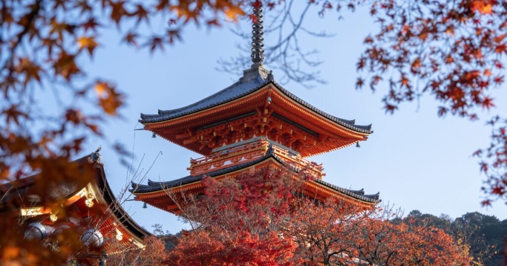 紅葉に彩られた清水寺の三重塔と秋の景観