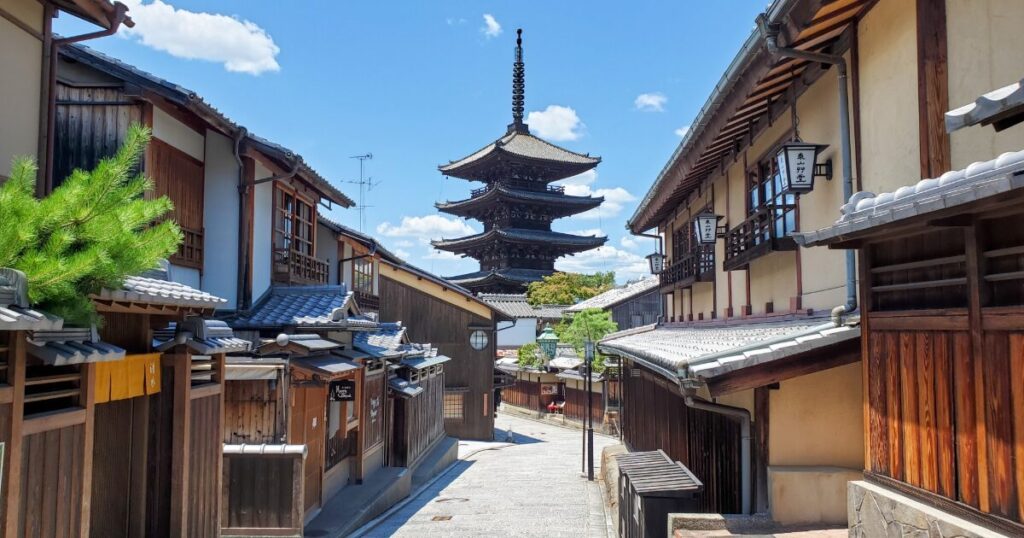八坂の塔を望む京都東山の歴史的な町並み