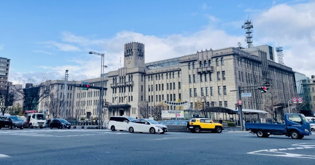 京都市役所本庁舎の外観と御池通の街並み