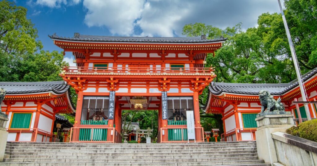 八坂神社の西楼門と鮮やかな朱塗りの社殿