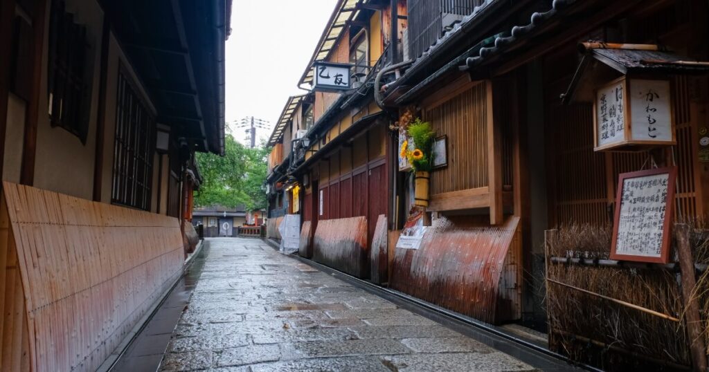 雨上がりの祇園に広がる石畳と京町家の風景