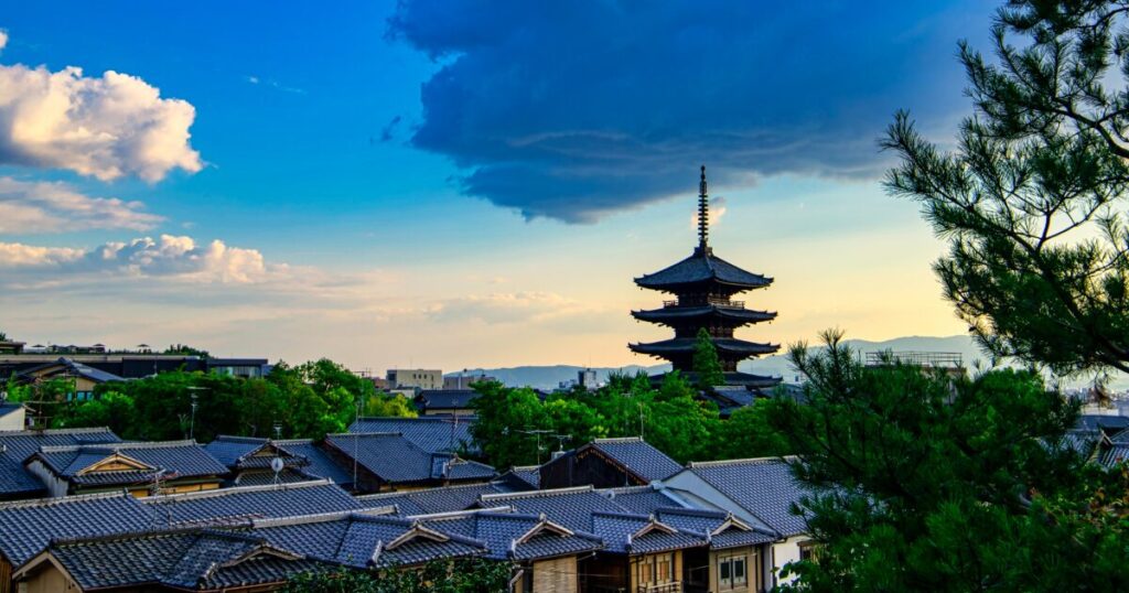 夕空に映える東寺五重塔と京都の街並み