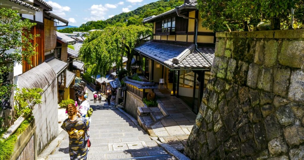 産寧坂の石段と京都東山の風情ある街並み