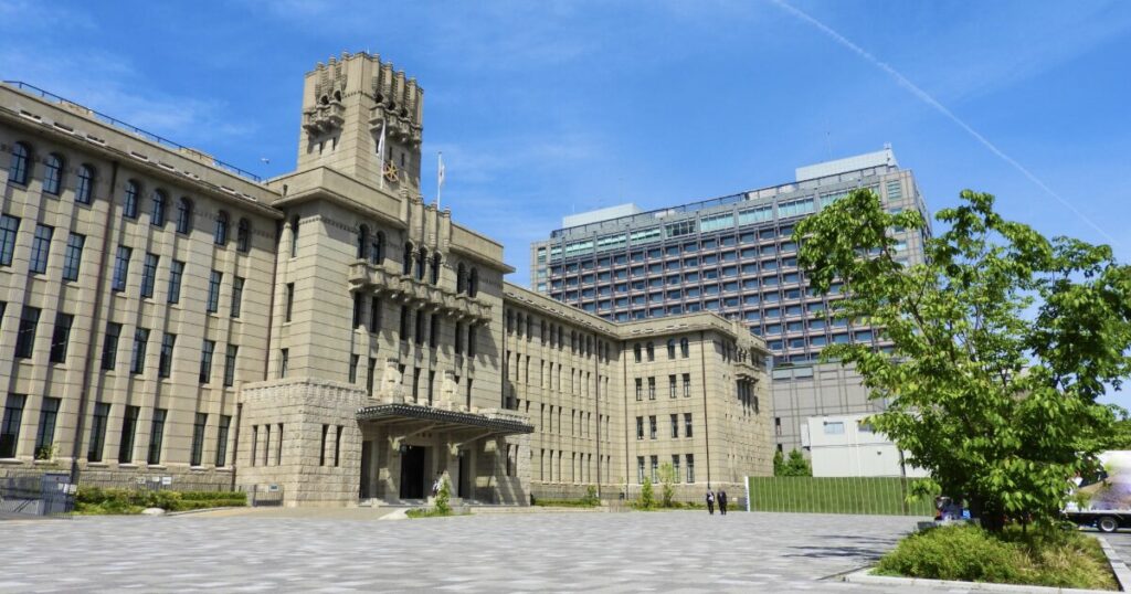 京都市役所本庁舎と広場が広がる都市景観
