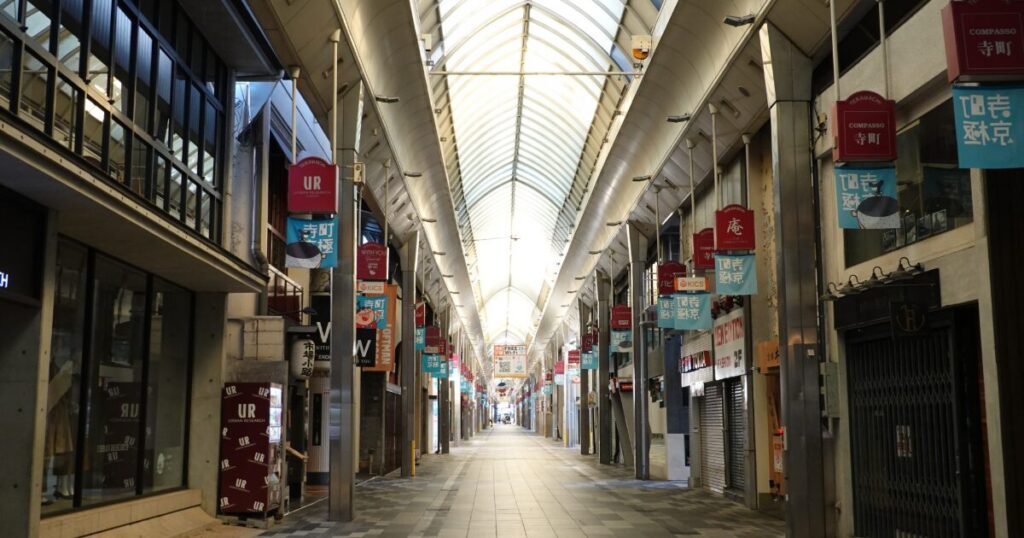 京都寺町京極商店街のアーケード通りの風景