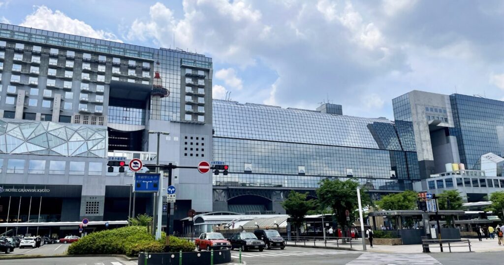 京都駅ビルの外観と駅前ロータリーの街並み