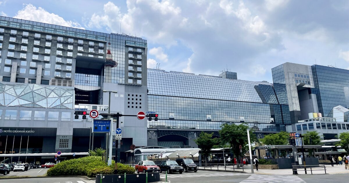 京都駅ビルの外観と駅前ロータリーの街並み