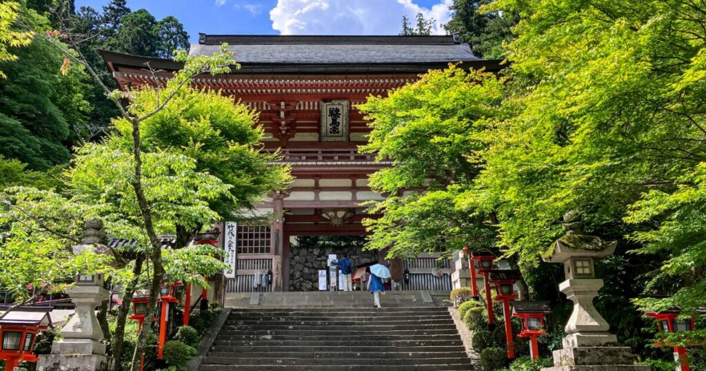 鞍馬寺の仁王門と新緑に囲まれた参道の風景