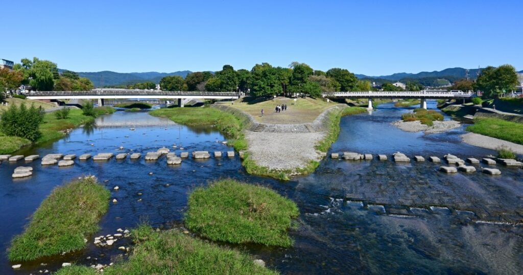 鴨川と高野川が合流する賀茂大橋付近の風景